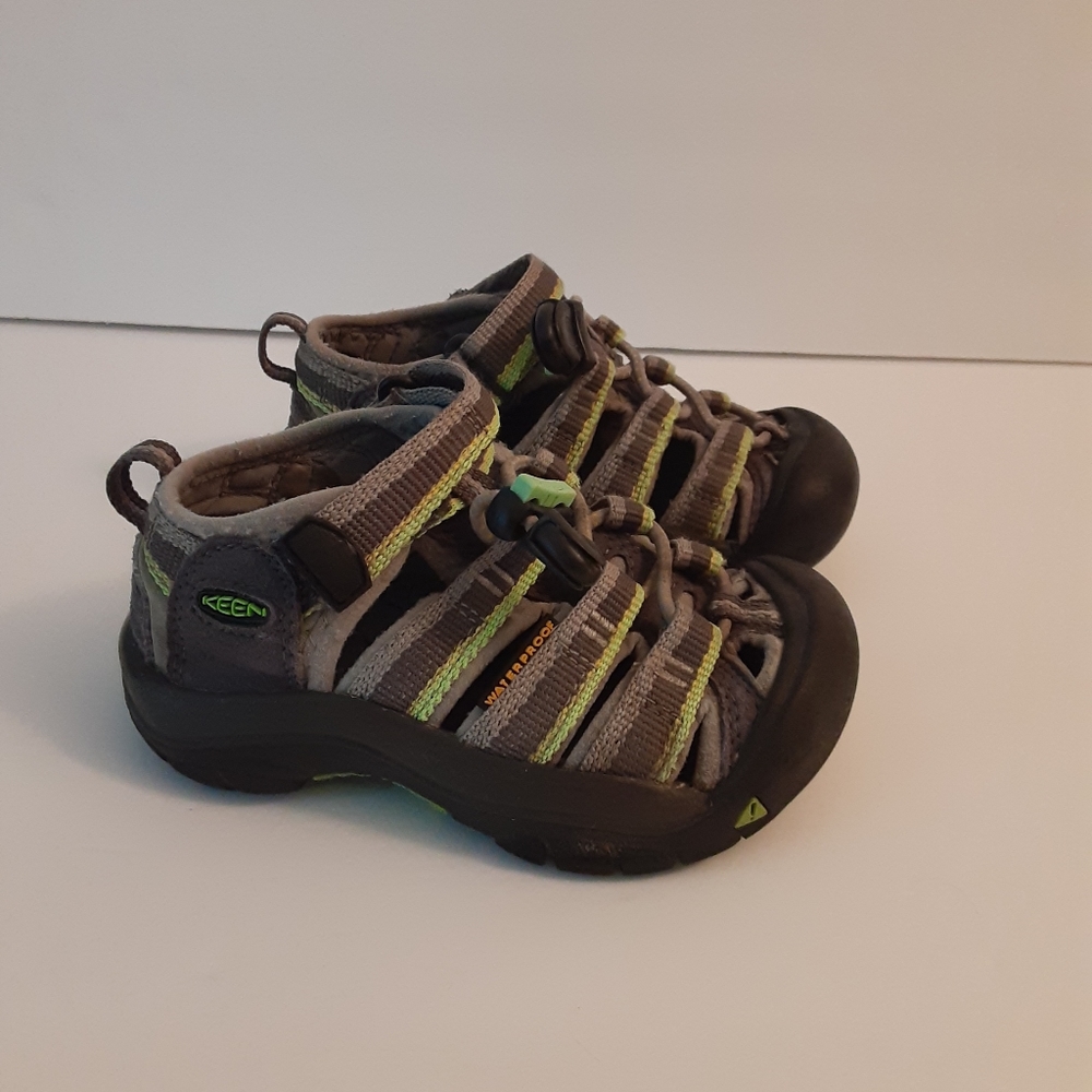 KEEN Newport H2, Closed toe sandals,  KIDS -Size 8 (Boys/Girls).